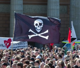 Autor Jon Åslund, cópia truncada de http://jon.aslund.org/bilder/2006-06-03-piratdemonstration/dsc_8799.jpg