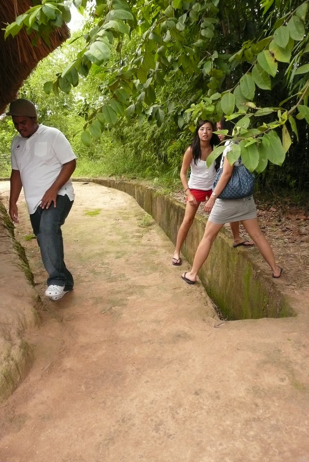 [cuchi+tunnels]