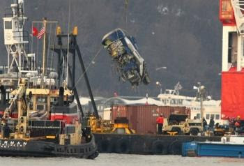 Number one engine of US Airways A320 is recovered from the Hudson River - AFP Photo US Airways A320 engine