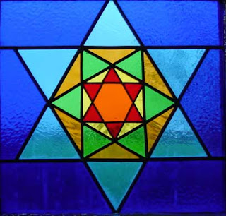 מקיף ומוקף מגן דוד