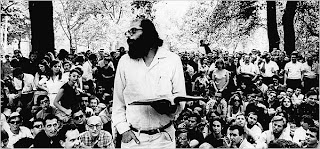 Ginsberg legge pubblicamente 'Howl'