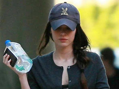 Megan Fox Préfére liPhone au Devour (images) megane fox iphone 1 Megan Fox Préfére liPhone au Devour (images)