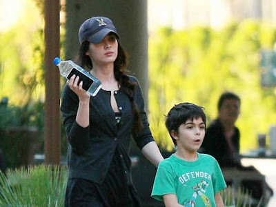 Megan Fox Préfére liPhone au Devour (images) megane fox iphone 2 Megan Fox Préfére liPhone au Devour (images)