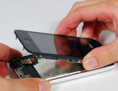 Tuto iPhone : Remplacer la Vitre Cassee (images) diy iphone screen repaire 4 Tuto iPhone : Remplacer la Vitre Cassee (images)