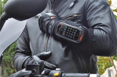 iBike Rider iPhone : Kit Mains Libres pour Motards (images) ibikeriderlahousse2 1 iBike Rider iPhone : Kit Mains Libres pour Motards (images)