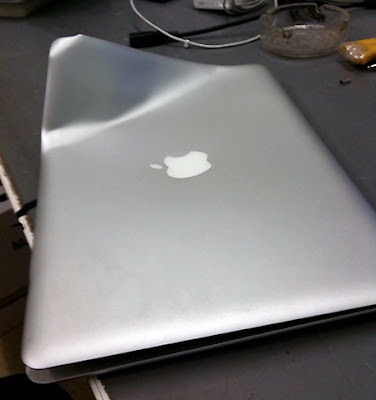 MacBook Air Ecrasé par un Bus : Il Marche (images) applemacbookair 2 MacBook Air Ecrasé par un Bus : Il Marche (images)