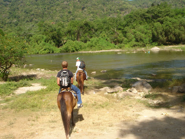 Cruzando el Río de Manialtepec