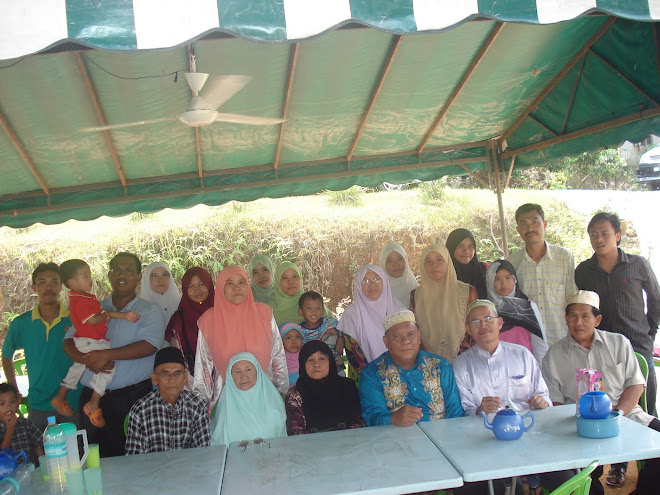 Gambar diambil sewaktu kenduri Nizam, Angah Che'Mah.