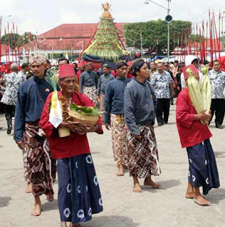 http://4.bp.blogspot.com/_zyLUBlvp_9M/SiZ0He_ydkI/AAAAAAAAABQ/76w5b4zbUtA/s320/grebeg_maulud_2008-b.jpg