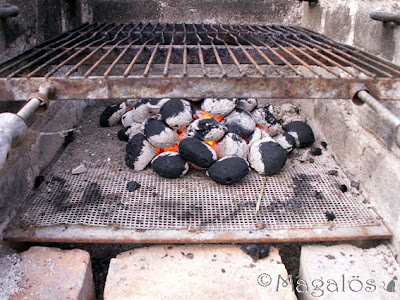 Grillkol på grillen.