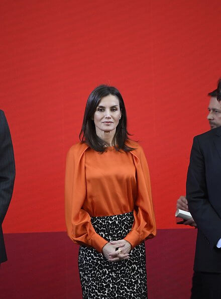 Queen Letizia wore new Zara blouse with voluminous sleeves and Roberto Verino Jacquard pencil skirt