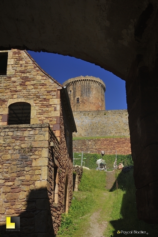 perspective sur un donjon du Château de Castelnau-Bretenoux photo pascal blachier