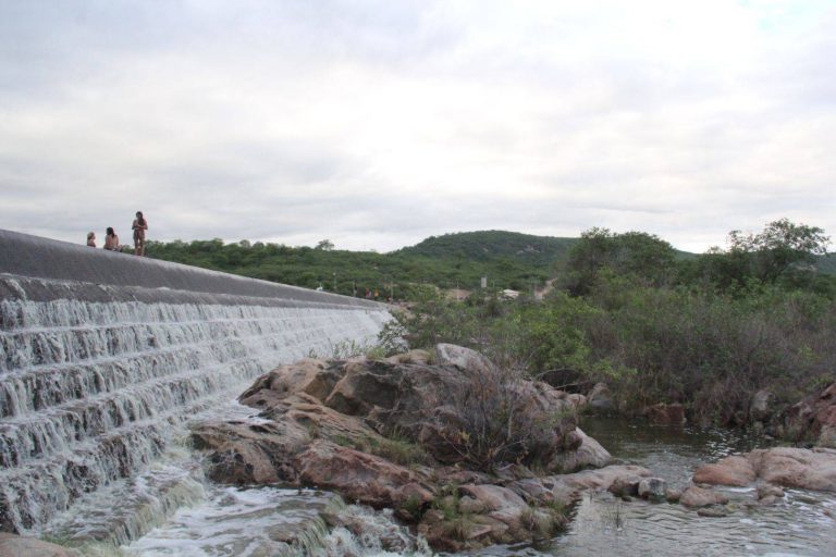 barragem-no-rio-jaguaribe-comeca-a-sangrar barragem-no-rio-jaguaribe-comeca-a-sangrar