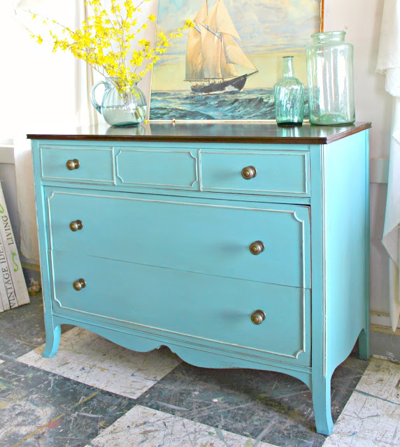 Heir and Space: A Federal Dresser From the Side of the Road