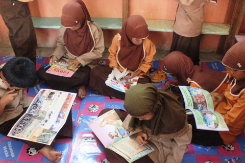Project Book For Mountain di Bonjol, Ranah Minang Anak-anak semangat membaca buku yang kami bawa untuk perpus sekolah mereka