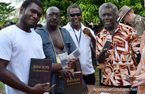 Tribu africana del Congo recibe Biblias