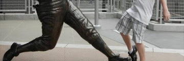 15 Hilarious Photos Of People Posing With Statues