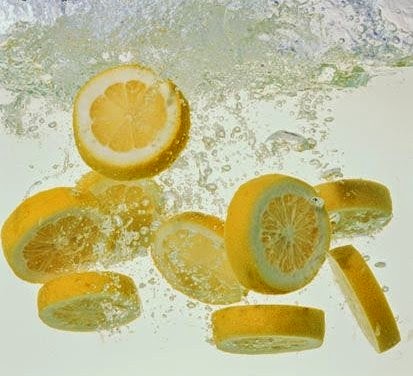 Beneficios de tomar agua tibia con limon