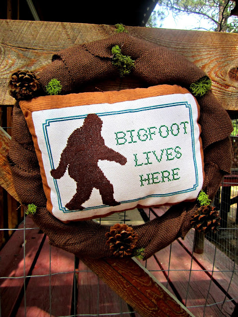 Fizzy Party's Big Foot Cocktail Party Wreath 