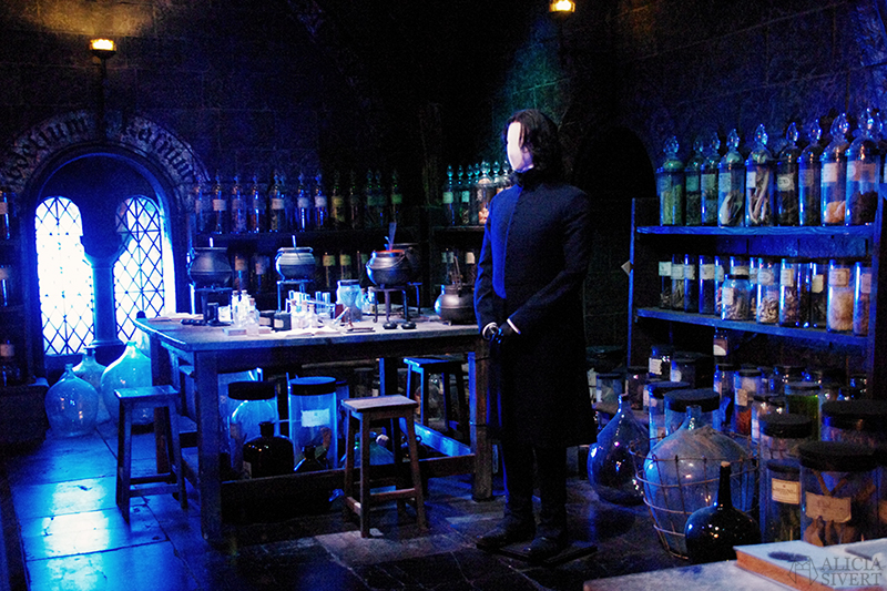 Potions classroom, photo by Alicia Sivertsson. aliciasivert alicia sivert sivertsson harry potter hogwarts leavesden london england warner brothers studio tour the making of gryffindor slytherin hufflepuff ravenclaw film films movie movies severus snape dungeons potions classroom trolldryckslära trolldryck