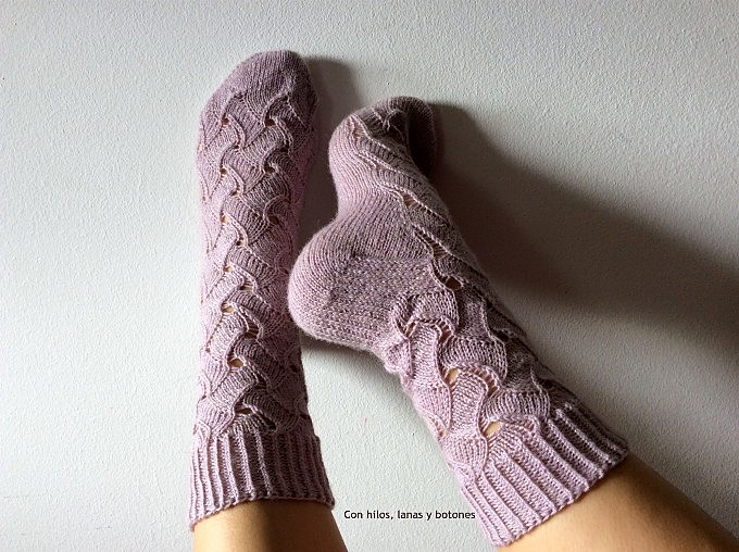 Con hilos, lanas y botones: Calcetines Ondiñas (patrón Lola Dacosta)
