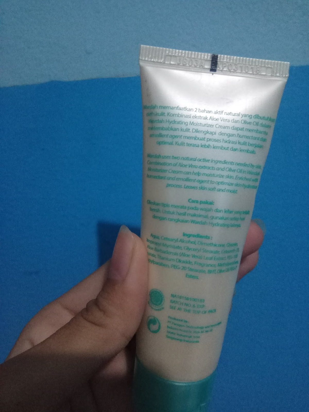 tahu Tempe Wardah Hydrating Moisturizer Cream untuk Jerawat Review Menurut sononya bahwa pelembab ini khusus untuk jenis kulit yang normal to dry dengan tekstur yang lembut sehingga bisa diserap ama kulit dengan cepat yang