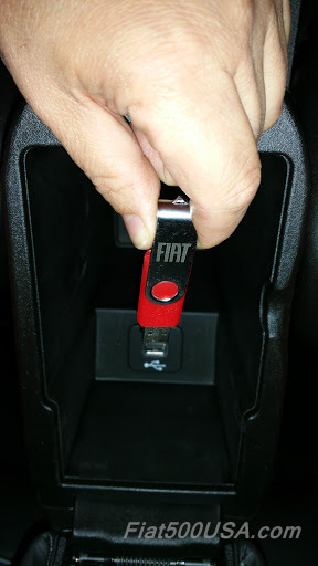 Fiat 500X center armrest USB port