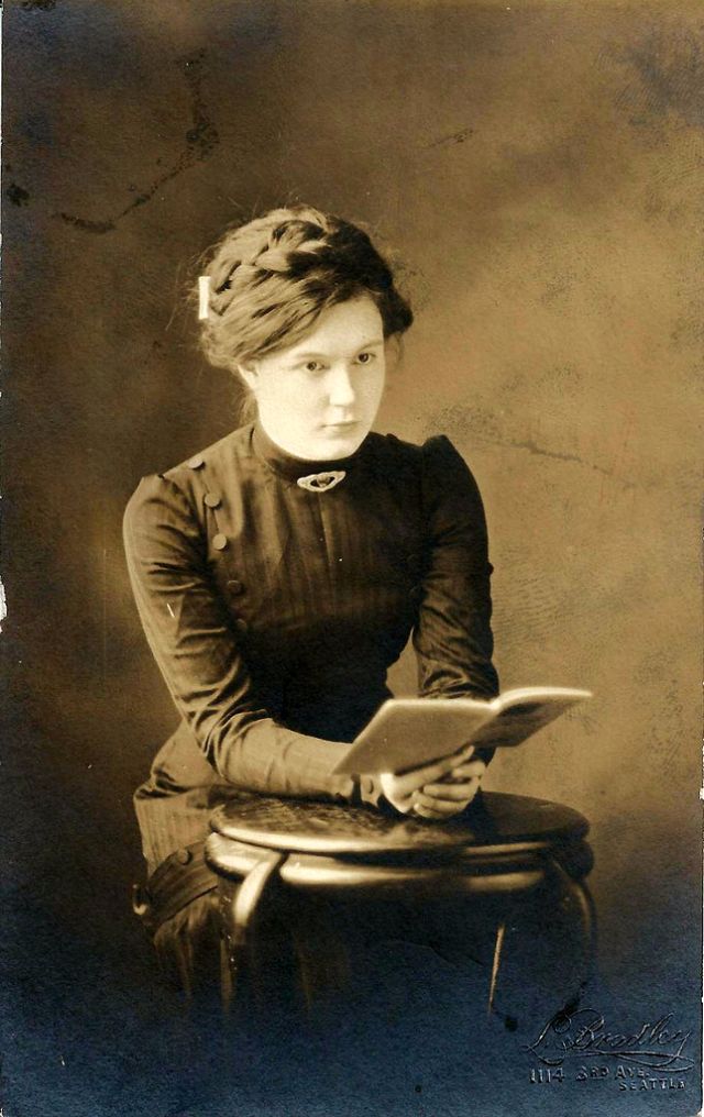 Victorian Readers 51 Fascinating Vintage Photos of Beautiful Teenage
