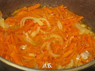 Лук, нарезанный кубиками и морковь нарезанную соломкой, пассеровать на растительном масле готовим пилав с овощами