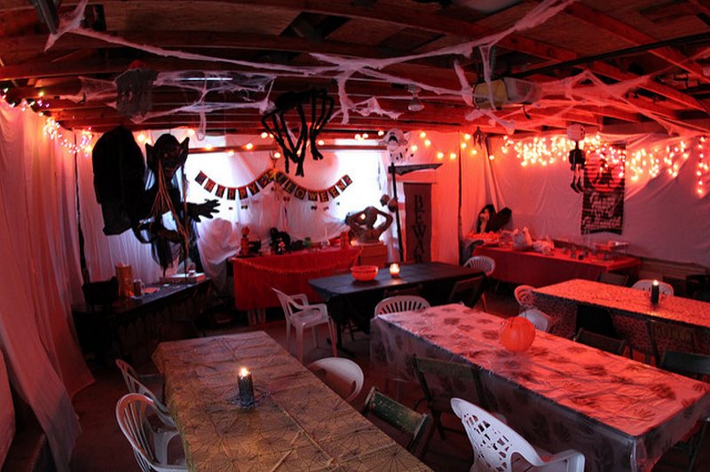 5 ways to decorate your garage this coming halloween