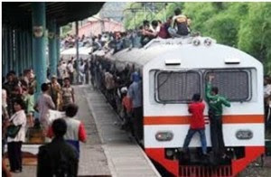9 Kebiasaan Buruk Orang Indonesia Saat Menggunakan Media Transportasi Umum d5opedsi 9 Kebiasaan Buruk Orang Indonesia Saat Menggunakan Media Transportasi Umum