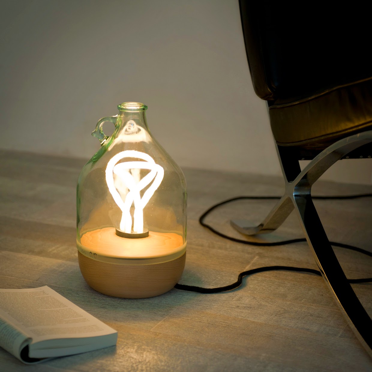 Creative Dama Table Lamp