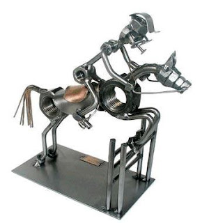 Figura hecha con tuercas u metal reciclado Figura hecha con tuercas u metal reciclado