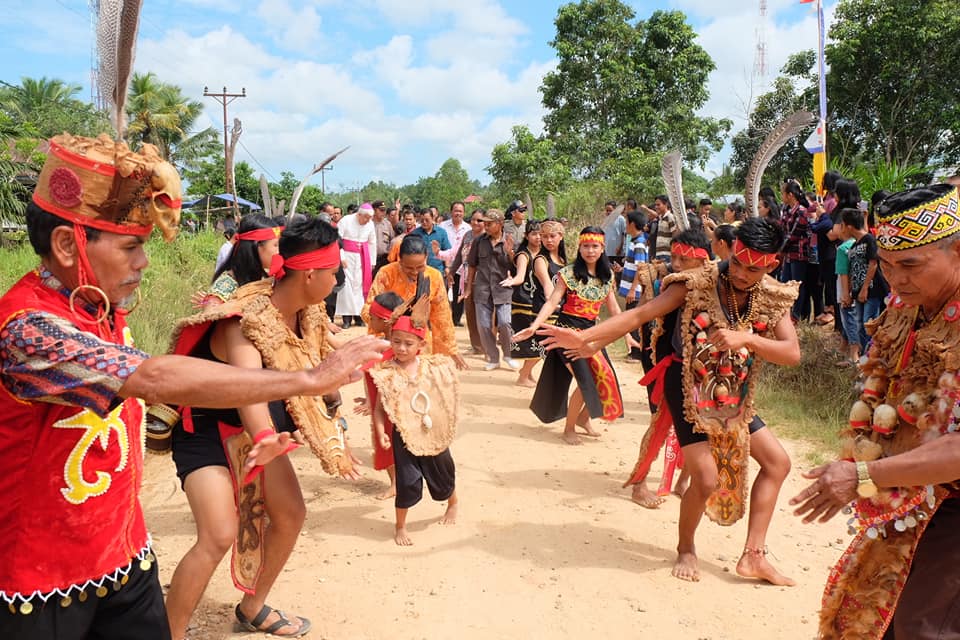 Bupati Sekadau dan Uskup Resmikan Gereja Katolik SP3 Timpuk Bupati Sekadau dan Uskup Resmikan Gereja Katolik SP3 Timpuk