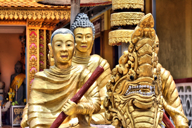 Pagode de Wat Dey Doh La pagode de Wat Dey Doh est située dans l'agglomération de Kampong Cham. Pagode dont la visite vaut le détour, l'histoire raconte aussi que le général Long Nol avait installé des pièces d'artillerie dans cette pagode et celle de Chroy Thamr. Lors d'un discours d'inauguration de bâtiments annexes, le premier ministre Hun Sen avait déclaré que les éclats d'obus qui lui avaient coûté la perte de son œil venaient probablement d'un tir effectué depuis cette pagode.