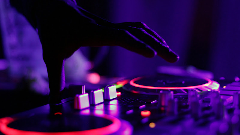 Dj Let the Music Play