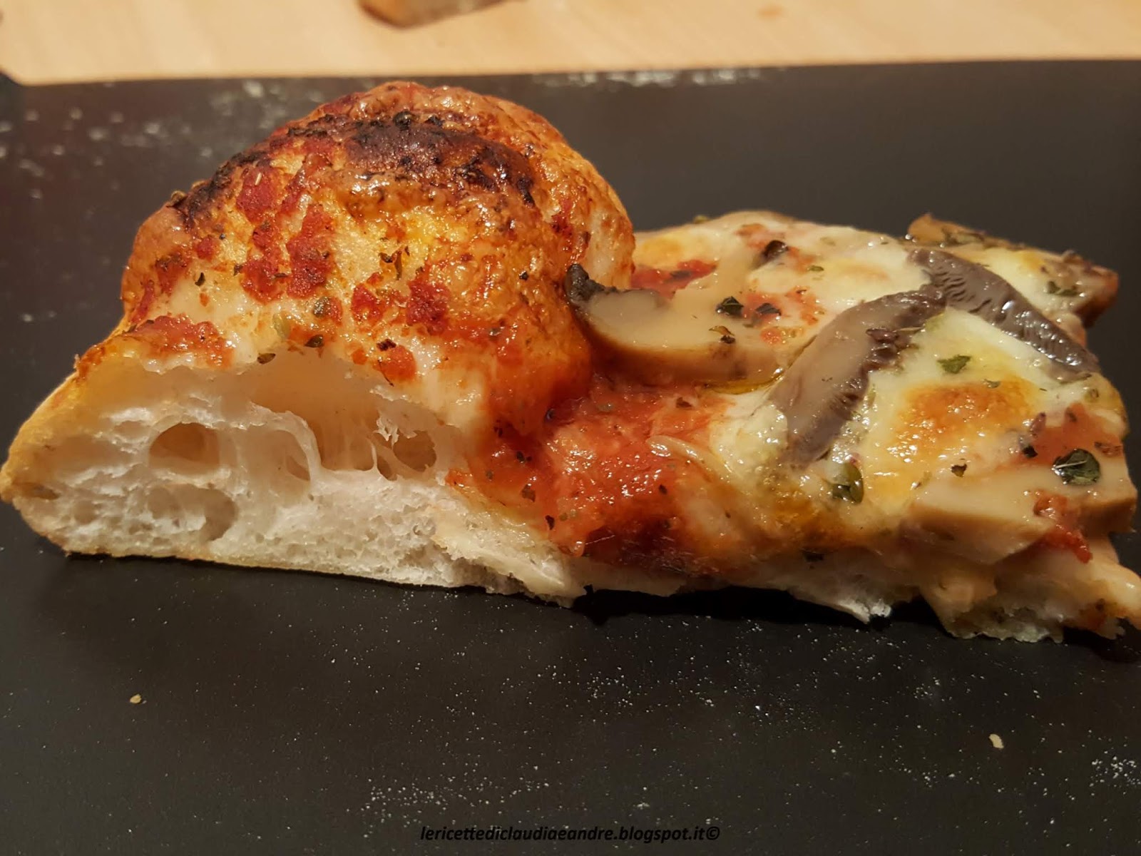Pizza con funghi champignon e mozzarella al profumo di timo selvatico