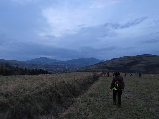 Przed doliną Łostówki. Z prawej wznosi się Grunwald. Przed doliną Łostówki. Z prawej wznosi się Grunwald.