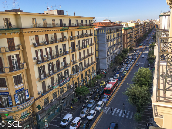 Vista de Corso Umberto I desde la habitacion del UNA Hotel Napoli