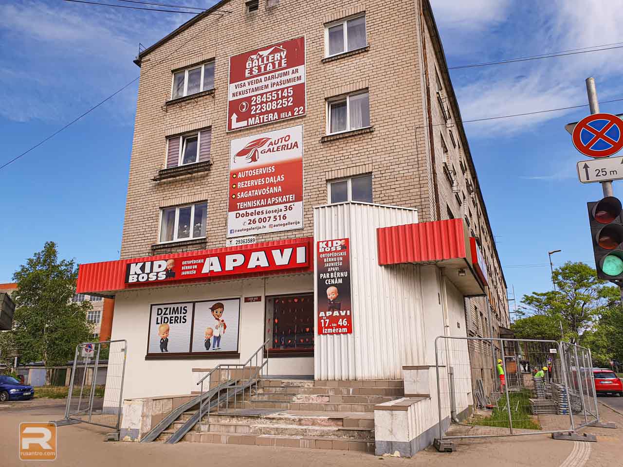 Piecstāvu dzīvojamā māja Mātera ielā 22 pirms siltināšanas Ķieģeļu piecstāvu dzīvojamā māja ar reklāmas izkārtnēm uz tās fasādes Jelgavā