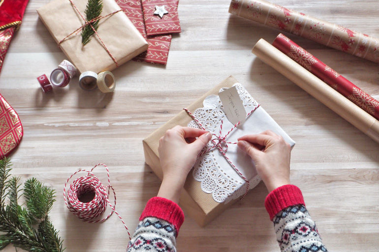 Emballage des cadeaux de Noël, do-it-yourself