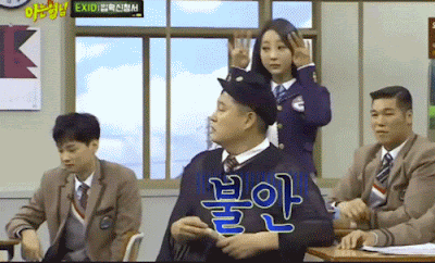 더쿠 - 8년차 아이돌 VS 4년차 아이돌 .gif