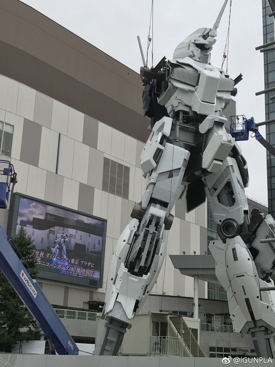 life size unicorn gundams progress continues gundam kits life size gundams