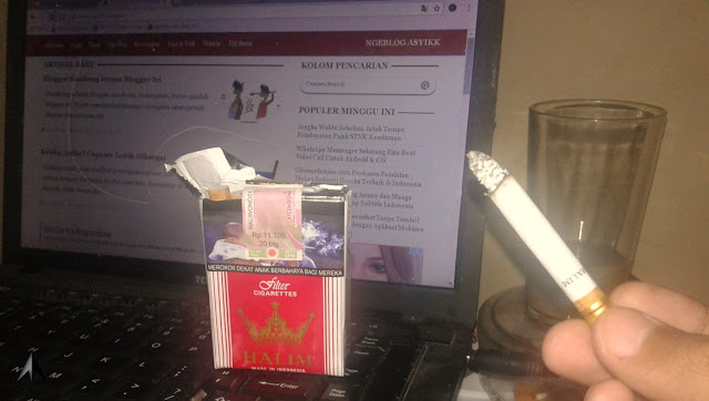 asyiknya merokok rokok halim merah sambil ngeblog asyiknya merokok rokok halim merah sambil ngeblog