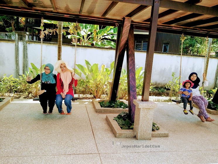 Lunch di Restoran Siti Fatimah dan Makam Mahsuri. Lunch di Restoran Siti Fatimah dan Makam Mahsuri.
