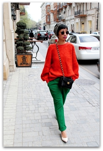 Зелено красный образ. Красный и зеленый в одежде. Красно зеленый стиль. Зеленый свитер стрит стайл. Сочетание красного и зеленого в одежде.