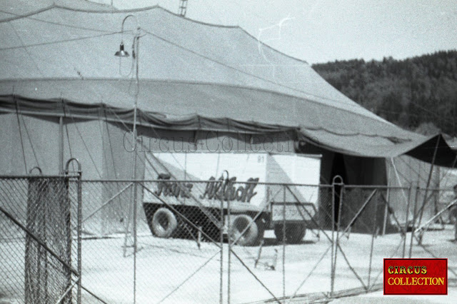 Chapiteau et roulotte à matériel du Cirque Franz Althoff 1967