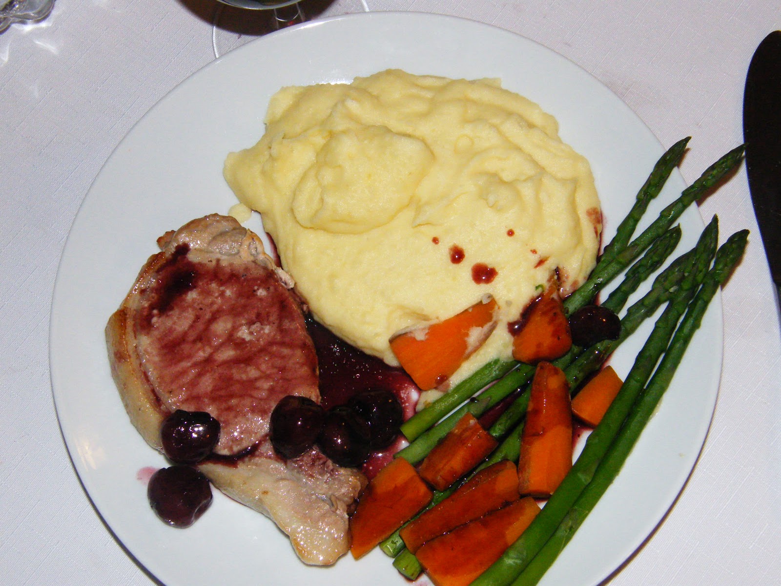 Jedlo a iné potešenia BRAVCOVE MEDAJLONKY S OMACKOU Z CERESNI A