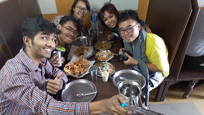 Orang-orang yang menemani selama di India