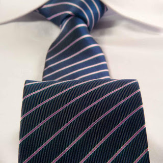 Krawat z włókien syntetycznych
